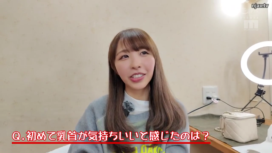 室内 · 坐姿 · 微笑 · 说话 · 灰色毛衣 · 日文字幕 · 补光灯 · 头肩像