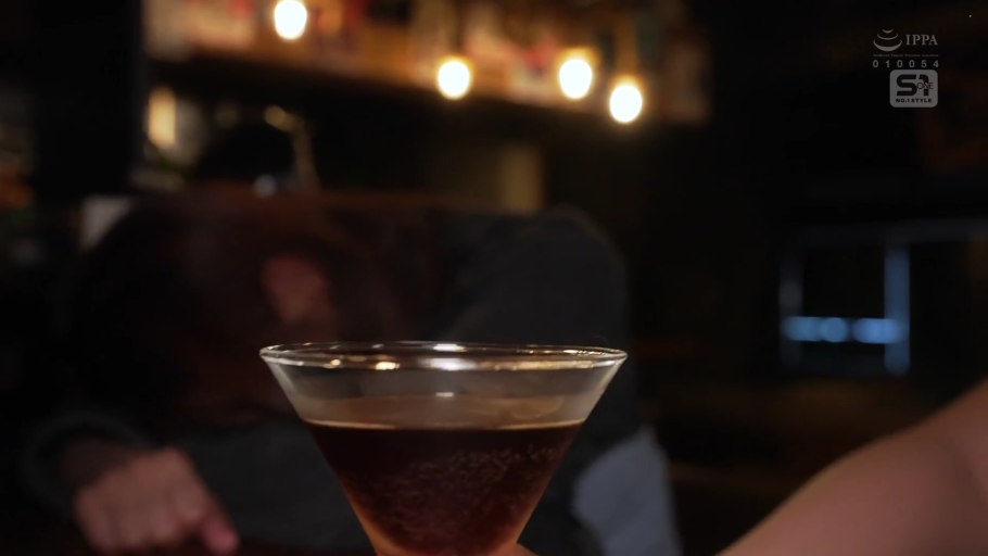 便装 · 酒吧 · 玻璃杯 · 醉酒 · 背景灯光虚化 · 鸡尾酒杯特写