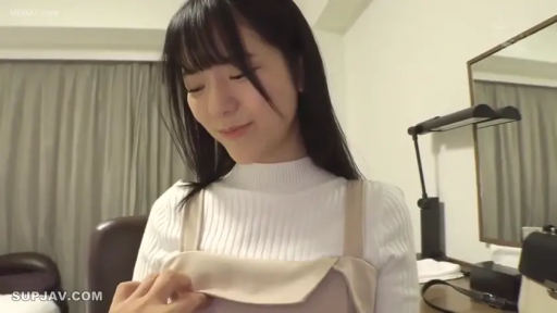 坐姿 · 台灯 · 上半身特写 · 室内房间 · 亚洲女性 · 羞涩微笑 · 白色高领毛衣 · 被掀开领口