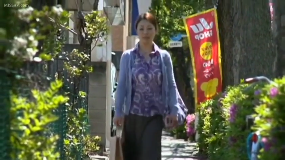平静 · 户外街道 · 浅紫色开衫 · 购物袋 · 阳光充足