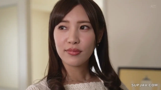 室内 · 脸部特写 · 站立 · 微笑 · 凝视 · 长发 · 白色针织衫