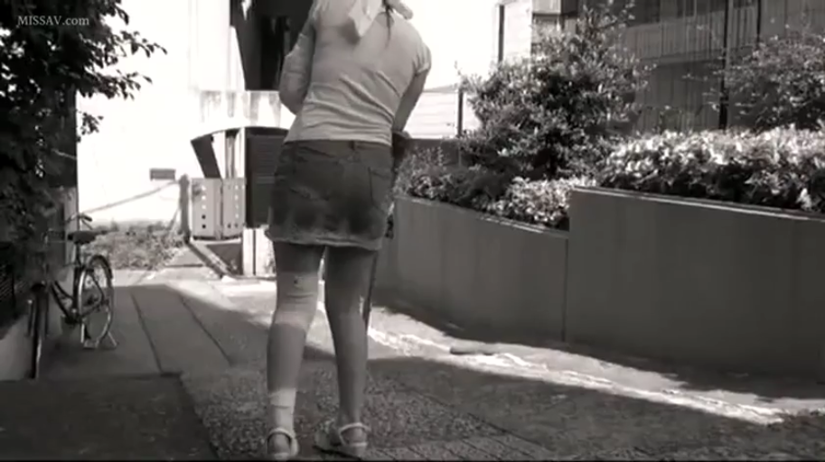 短袖T恤 · 户外街道 · 绷带 · 腿部绷带特写 · 医疗伤痕