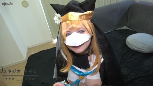 沙发上 · 上半身特写 · 轻微张嘴 · 深色斗篷 · 猫耳头饰 · 戴着口罩