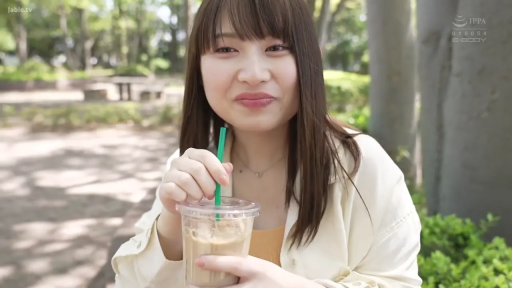 微笑 · 面部特写 · 公园 · 咖啡 · 白色外搭