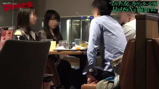 坐姿 · 交谈 · 中景 · 休闲装 · 餐厅 · 模糊