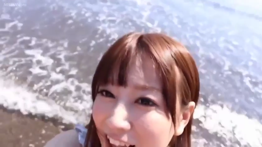 脸部特写 · 甜美微笑 · 海滩 · 阳光充足 · 浅色比基尼