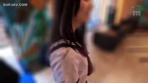 上半身特写 · 日式学生制服 · 画面模糊 · 室内走廊 · 模糊不清