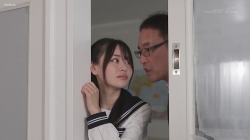 门口 · 无助 · 眼镜 · 衬衫 · 女子脸部特写