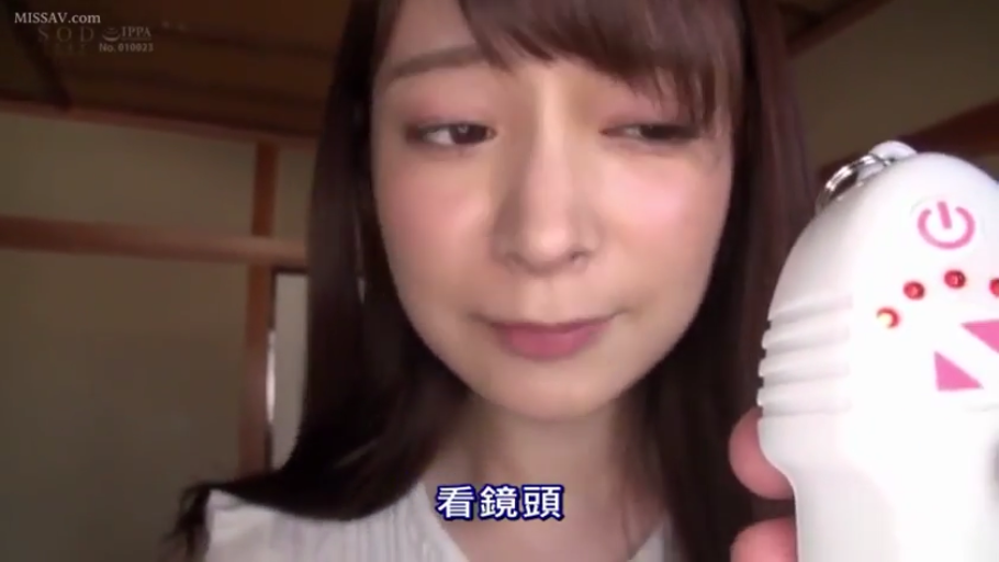 室内 · 微妙的表情 · 脸部特写 · 白色上衣 · 震动遥控器 · 遥控器指示灯亮起