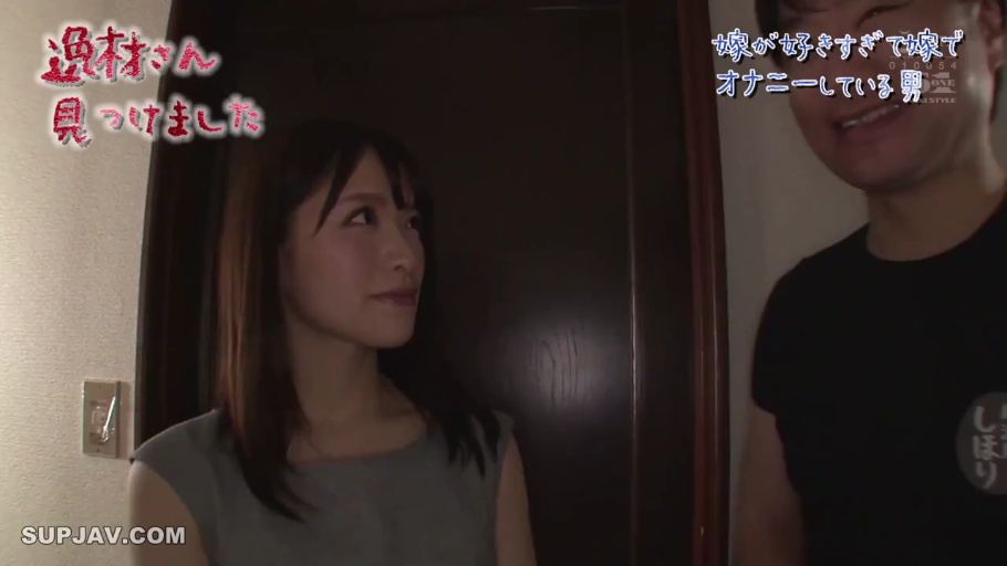 室内 · 站立 · 中景 · 微笑 · 对视 · 日本AV · 灰色无袖上衣 · 房门