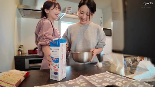 开心 · 家庭厨房 · 灰色圆领卫衣 · 两人的面部表情特写 · 烘焙工具