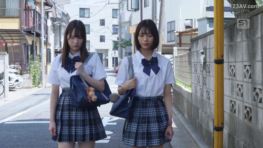 日本街道 · 面无表情 · 全身服装展示 · 深色领结 · 学生书包