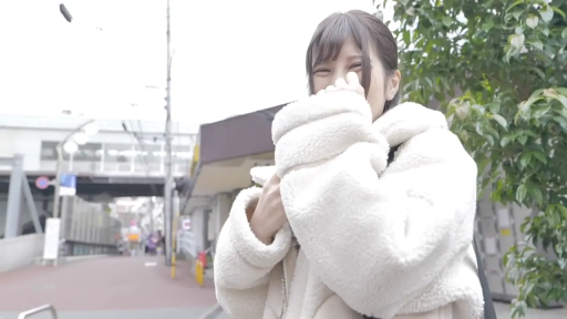 脸部特写 · 笑意 · 白色毛绒外套 · 户外光线 · 街头