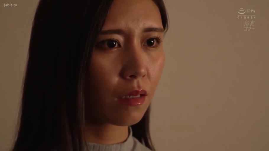 室内 · 脸部特写 · 注视 · 高领毛衣 · 长发 · 惊讶 · 侧头