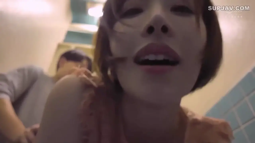 性交 · 俯身 · 脸部特写 · 浴室 · 成人内容 · 张嘴 · 粉色衣服