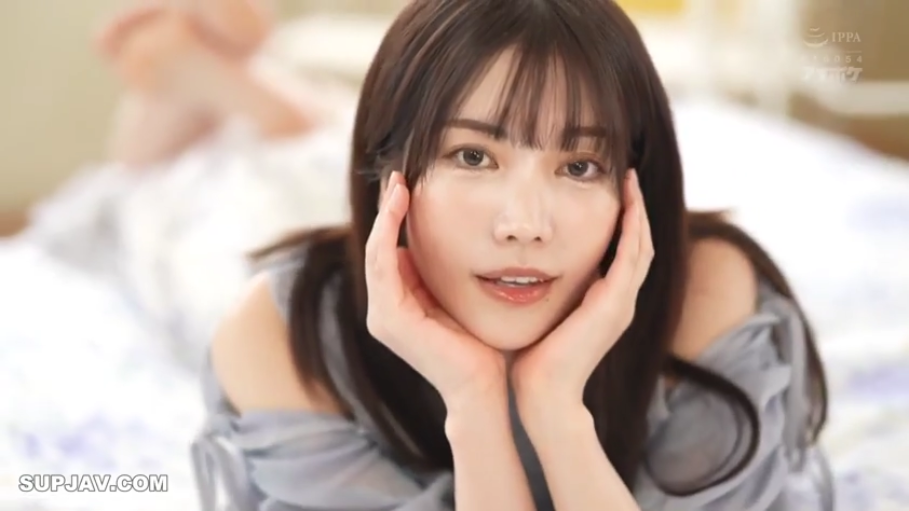 卧室 · 温柔 · 面部特写 · 灰色上衣