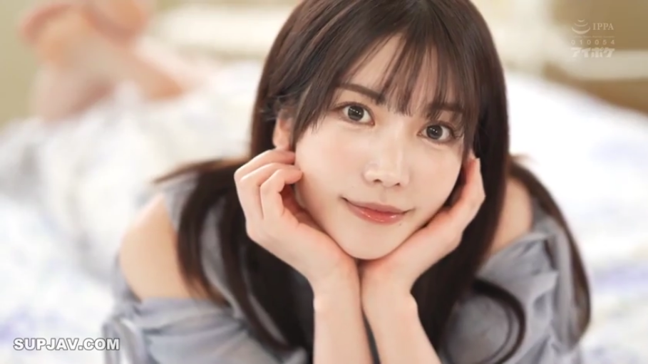 脸部特写 · 卧室 · 微笑 · 枕头 · 注视镜头 · 齐刘海 · 灰色吊带 · 俯卧托腮