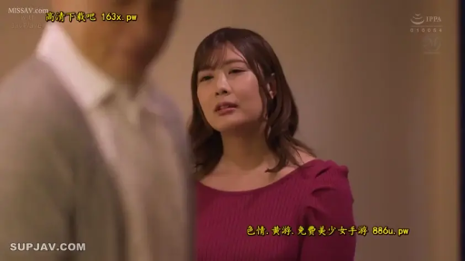 室内 · 站立 · 中景 · 困惑 · 对视 · 玫红色上衣