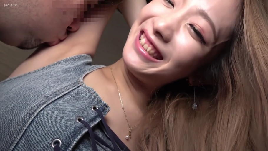 室内 · 腋下特写 · 仰卧举手 · 开心笑容 · 牛仔上衣 · 亲吻腋下