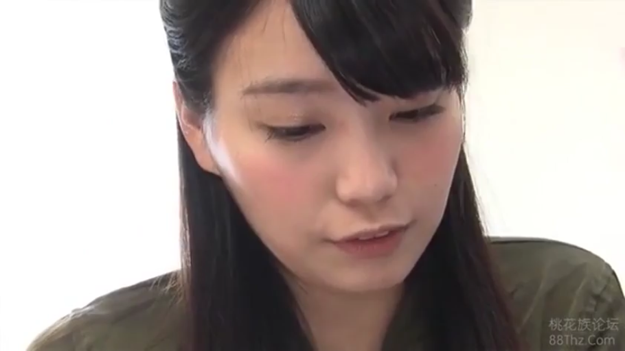 室内 · 若有所思 · 五官特写 · 橄榄绿衬衫