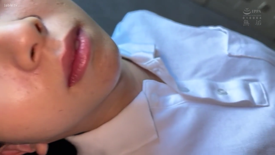 室内 · 脸部特写 · 静止 · 无表情 · 躺卧 · 白色POLO衫