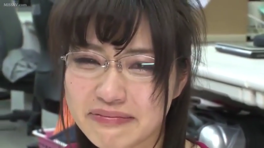 眼镜 · 办公室 · 面部特写 · 悲伤 · 红色上衣 · 泪水