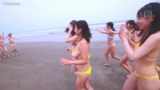泳装 · 开心 · 海滩 · 阳光明媚