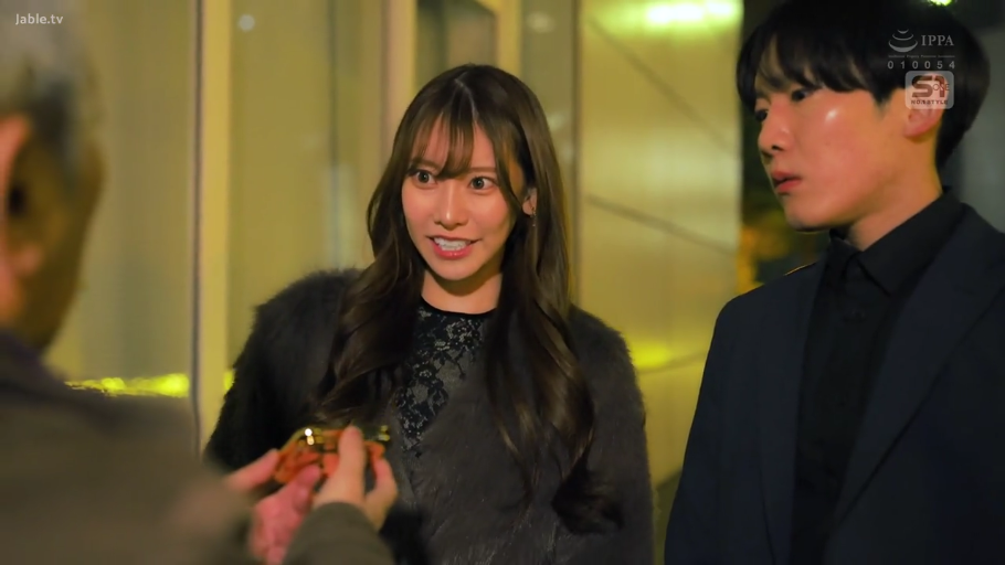 严肃 · 站立 · 中景 · 黑色皮草大衣 · 对视交流 · 室外夜景 · 电子产品