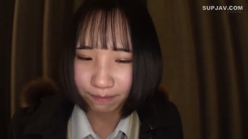 室内 · 脸部特写 · 深色外套 · 神态低落
