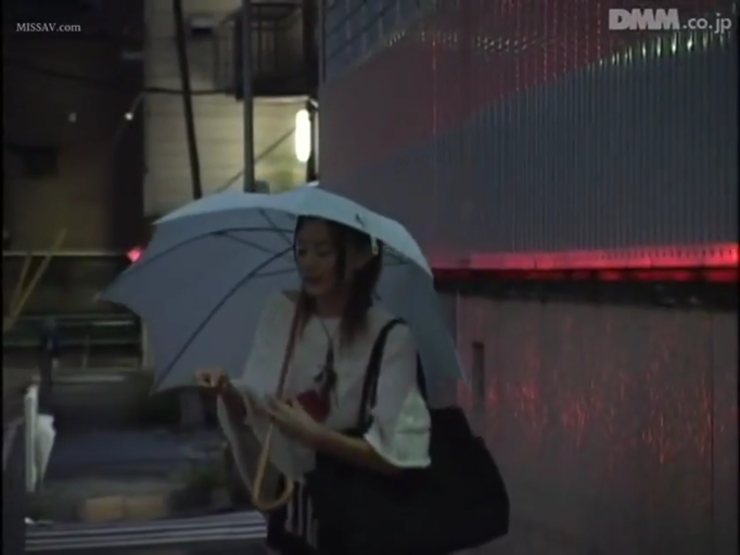 平静 · 雨伞 · 浅色上衣 · 雨夜环境 · 夜间街道 · 人物半身特写