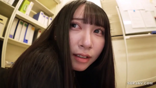眼神特写 · 办公室 · 看向侧方 · 深色职业装上衣