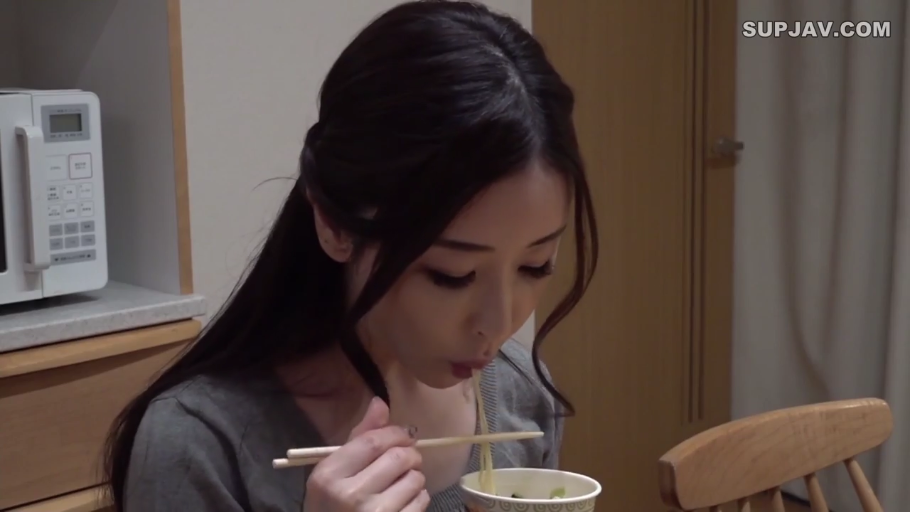 室内 · 坐姿 · 专注 · 半身 · 灰色上衣 · 筷子 · 淑女 · 吃面