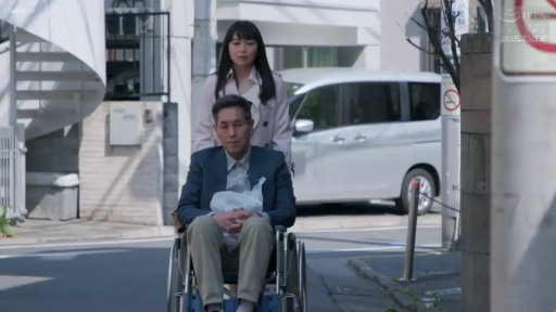 平静 · 屋外 · 車椅子 · 人物中景 · 男性穿西装外套衬衫和休闲裤