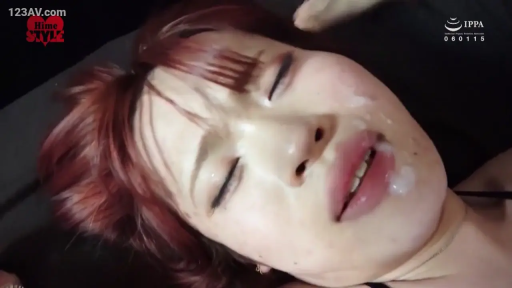 室内 · 脸部特写 · 黑色内衣 · 仰躺