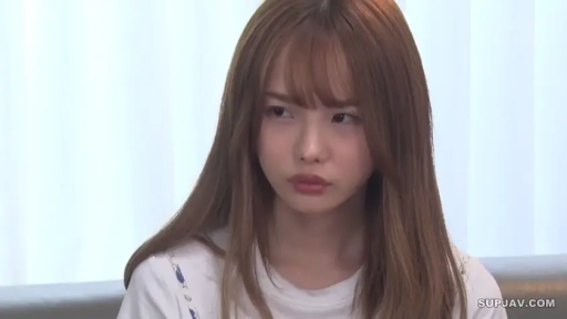 室内 · 坐姿 · 面部特写 · 凝视 · 白色T恤 · 无表情 · 棕色长发