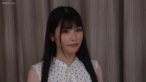 室内 · 面部 · 平静 · 长发 · 静止 · 正面位 · 波点无袖上衣