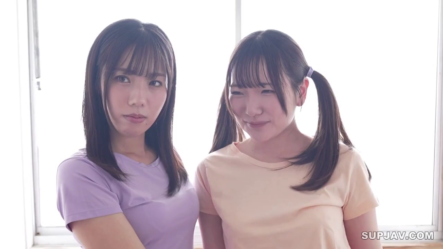 室内 · 中景 · 微笑 · 对视 · T恤 · アジア人女性 · 并肩站立