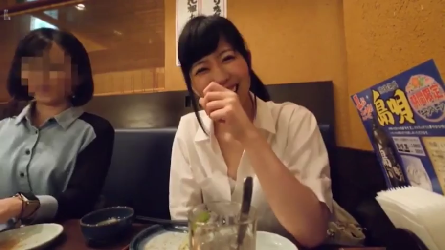 蓝灰色衬衫 · 餐桌 · 居酒屋 · 开心 · 室内灯光 · 女子笑脸特写