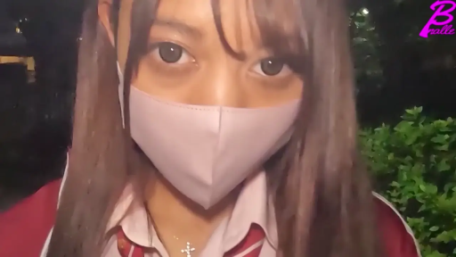眼睛特写 · 校服制服 · 夜晚街道 · 直视 · 灯光照射在脸上 · 银色十字架项链