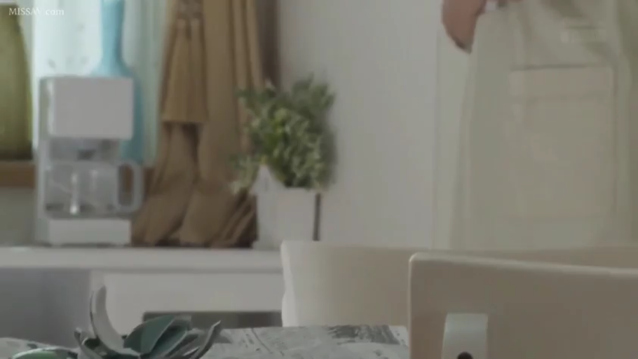 站立 · 厨房 · 整理 · 围裙 · 物品特写 · 咖啡机