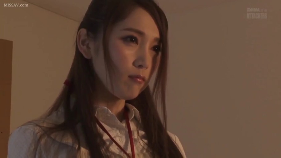 室内 · 忧郁 · 站立 · 面部特写 · 职业装 · 凝视 · 长发 · 挂绳