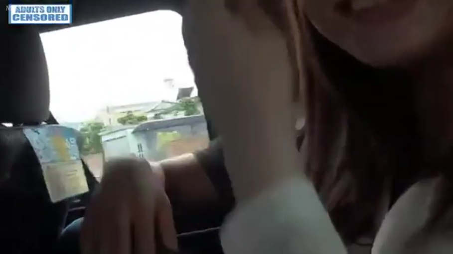 顔部のクローズアップ · 微笑 · 白い上着 · 車の後部座席 · 移动中的车内背景
