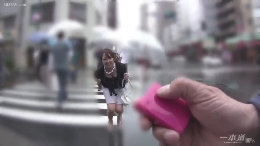 期待 · 黑色开衫外套 · 遥控器 · 十字路口 · 雨天 · 远处女人的面部表情