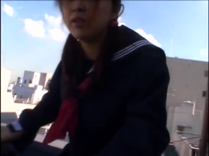 自然 · 脸部特写 · 楼顶天台 · 深色水手服校服 · 户外
