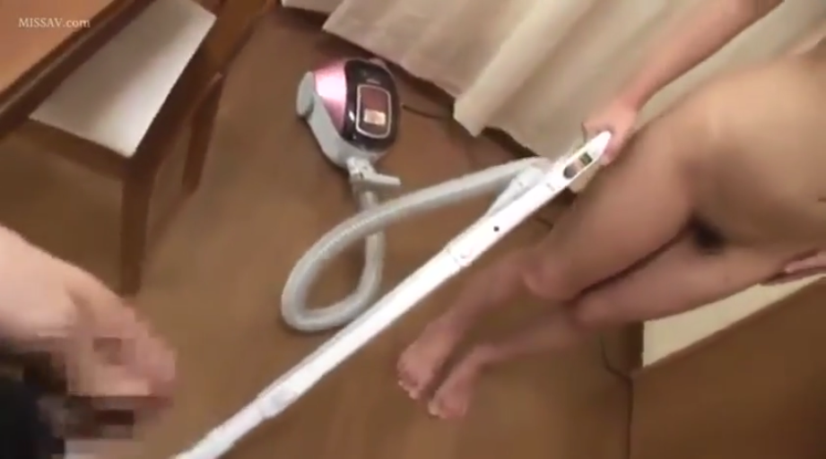 起居室 · 全裸 · 无明显表情 · 吸尘器 · 全身裸体侧拍 · 赤身裸体做家务