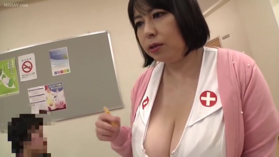 面无表情 · 胸部特写 · 办公室内 · 粉色开衫外套 · 笔 · 画面边缘有遮挡处理