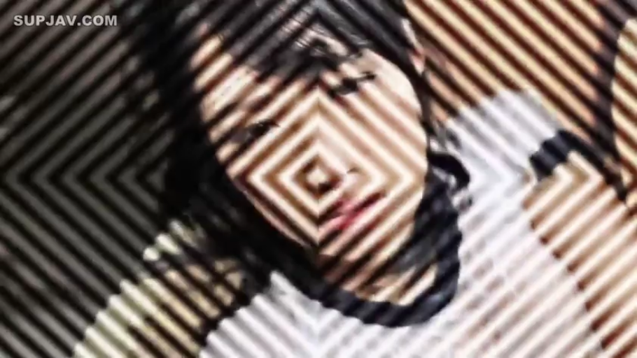 室内 · 迷离 · 面部特写 · 白色上衣 · 注视 · 躺姿 · 条纹滤镜