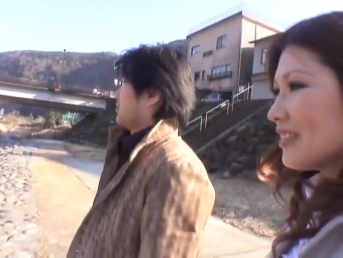 站立 · 微笑 · 户外 · 散步 · 侧脸 · 休闲夹克 · 成年人