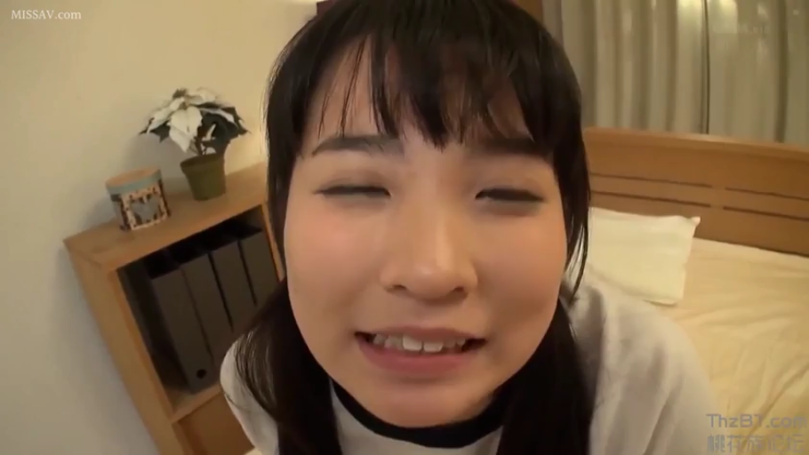 卧室 · 微闭双眼 · 面部特写 · 白色圆领衫