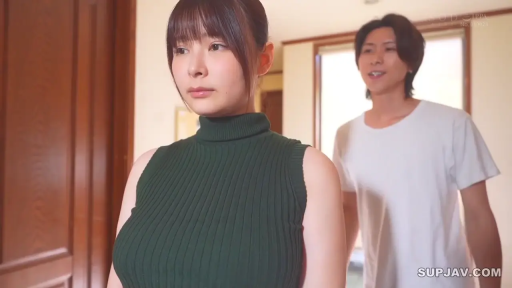 面无表情 · 住宅 · 白色圆领T恤 · 女子面部特写